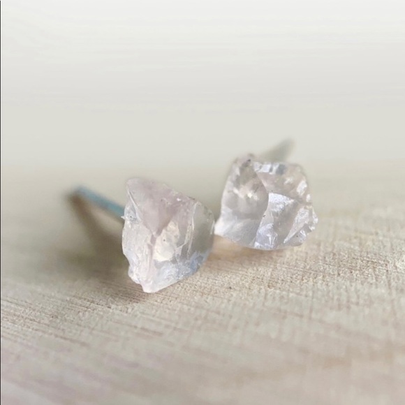 🆕 New Raw Clear Quartz Crystal Stud Gemstone Earrings - Picture 2 of 2